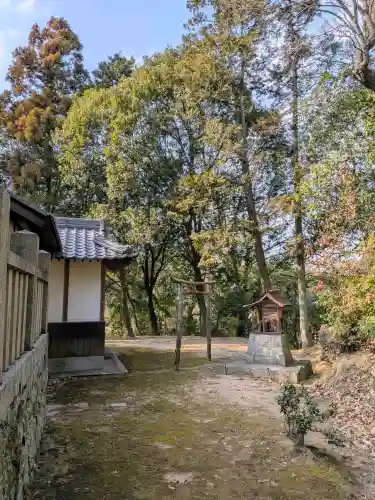畑神社の{uncategorized: "未分類", other: "その他", undefined: "問題あり", building: "その他建物", grave: "お墓", sacred_gate: "鳥居", guardian: "狛犬", statue: "像", buddha: "仏像", history: "歴史", nature: "自然", garden: "庭園", animal: "動物", pagoda: "塔", temizu: "手水舎", mountain_gate: "山門・神門", sanctuary: "本殿・本堂", subordinate: "末社・摂社", art: "芸術", scenery: "景色", jizo: "地蔵", ema: "絵馬", goshuin: "御朱印", omikuji: "おみくじ", items: "授与品その他", amulet: "お守り", goshuincho: "御朱印帳", eats: "食事", festival: "お祭り", votive_dance: "神楽", shichigosan: "七五三参", wedding: "結婚式", experience: "体験その他", initially: "初詣", around: "周辺", anti_infection: "感染症対策"}
