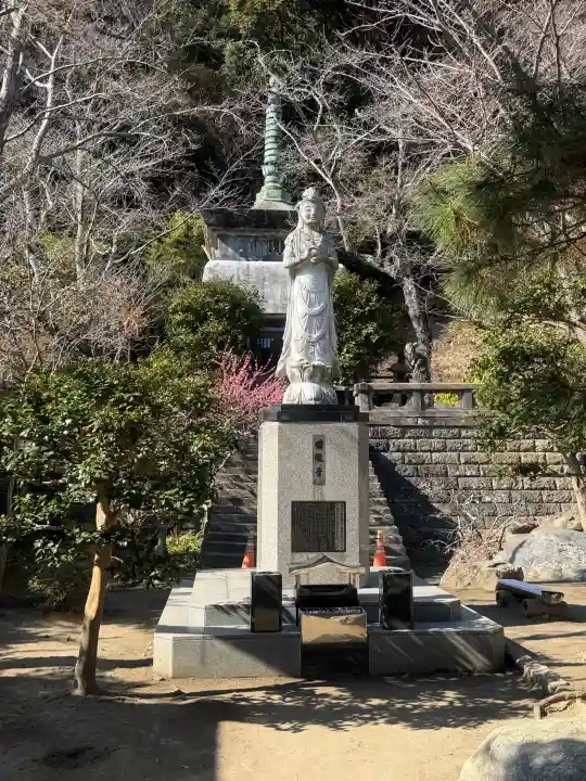建長寺の{uncategorized: "未分類", other: "その他", undefined: "問題あり", building: "その他建物", grave: "お墓", sacred_gate: "鳥居", guardian: "狛犬", statue: "像", buddha: "仏像", history: "歴史", nature: "自然", garden: "庭園", animal: "動物", pagoda: "塔", temizu: "手水舎", mountain_gate: "山門・神門", sanctuary: "本殿・本堂", subordinate: "末社・摂社", art: "芸術", scenery: "景色", jizo: "地蔵", ema: "絵馬", goshuin: "御朱印", omikuji: "おみくじ", items: "授与品その他", amulet: "お守り", goshuincho: "御朱印帳", eats: "食事", festival: "お祭り", votive_dance: "神楽", shichigosan: "七五三参", wedding: "結婚式", experience: "体験その他", initially: "初詣", around: "周辺", anti_infection: "感染症対策"}