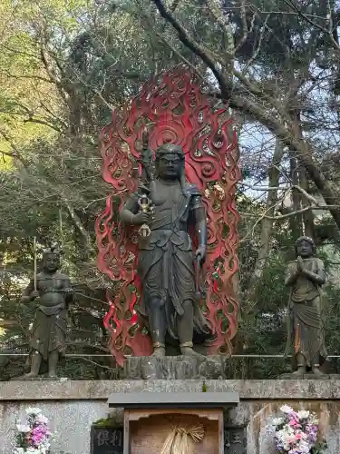 大本山七宝瀧寺の{uncategorized: "未分類", other: "その他", undefined: "問題あり", building: "その他建物", grave: "お墓", sacred_gate: "鳥居", guardian: "狛犬", statue: "像", buddha: "仏像", history: "歴史", nature: "自然", garden: "庭園", animal: "動物", pagoda: "塔", temizu: "手水舎", mountain_gate: "山門・神門", sanctuary: "本殿・本堂", subordinate: "末社・摂社", art: "芸術", scenery: "景色", jizo: "地蔵", ema: "絵馬", goshuin: "御朱印", omikuji: "おみくじ", items: "授与品その他", amulet: "お守り", goshuincho: "御朱印帳", eats: "食事", festival: "お祭り", votive_dance: "神楽", shichigosan: "七五三参", wedding: "結婚式", experience: "体験その他", initially: "初詣", around: "周辺", anti_infection: "感染症対策"}