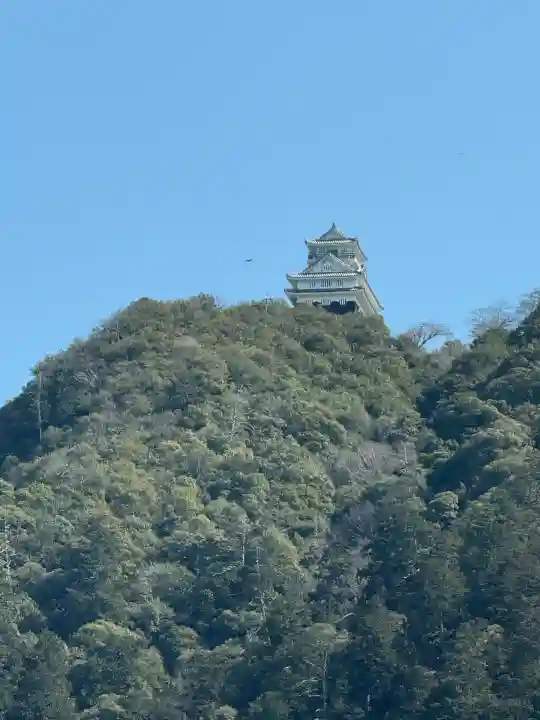 岐阜護國神社の{uncategorized: "未分類", other: "その他", undefined: "問題あり", building: "その他建物", grave: "お墓", sacred_gate: "鳥居", guardian: "狛犬", statue: "像", buddha: "仏像", history: "歴史", nature: "自然", garden: "庭園", animal: "動物", pagoda: "塔", temizu: "手水舎", mountain_gate: "山門・神門", sanctuary: "本殿・本堂", subordinate: "末社・摂社", art: "芸術", scenery: "景色", jizo: "地蔵", ema: "絵馬", goshuin: "御朱印", omikuji: "おみくじ", items: "授与品その他", amulet: "お守り", goshuincho: "御朱印帳", eats: "食事", festival: "お祭り", votive_dance: "神楽", shichigosan: "七五三参", wedding: "結婚式", experience: "体験その他", initially: "初詣", around: "周辺", anti_infection: "感染症対策"}