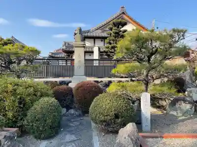 圓願寺の{uncategorized: "未分類", other: "その他", undefined: "問題あり", building: "その他建物", grave: "お墓", sacred_gate: "鳥居", guardian: "狛犬", statue: "像", buddha: "仏像", history: "歴史", nature: "自然", garden: "庭園", animal: "動物", pagoda: "塔", temizu: "手水舎", mountain_gate: "山門・神門", sanctuary: "本殿・本堂", subordinate: "末社・摂社", art: "芸術", scenery: "景色", jizo: "地蔵", ema: "絵馬", goshuin: "御朱印", omikuji: "おみくじ", items: "授与品その他", amulet: "お守り", goshuincho: "御朱印帳", eats: "食事", festival: "お祭り", votive_dance: "神楽", shichigosan: "七五三参", wedding: "結婚式", experience: "体験その他", initially: "初詣", around: "周辺", anti_infection: "感染症対策"}