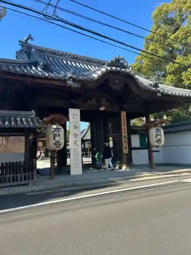 本門寺の{uncategorized: "未分類", other: "その他", undefined: "問題あり", building: "その他建物", grave: "お墓", sacred_gate: "鳥居", guardian: "狛犬", statue: "像", buddha: "仏像", history: "歴史", nature: "自然", garden: "庭園", animal: "動物", pagoda: "塔", temizu: "手水舎", mountain_gate: "山門・神門", sanctuary: "本殿・本堂", subordinate: "末社・摂社", art: "芸術", scenery: "景色", jizo: "地蔵", ema: "絵馬", goshuin: "御朱印", omikuji: "おみくじ", items: "授与品その他", amulet: "お守り", goshuincho: "御朱印帳", eats: "食事", festival: "お祭り", votive_dance: "神楽", shichigosan: "七五三参", wedding: "結婚式", experience: "体験その他", initially: "初詣", around: "周辺", anti_infection: "感染症対策"}
