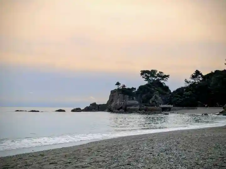 海津見神社(桂浜龍王宮)の{uncategorized: "未分類", other: "その他", undefined: "問題あり", building: "その他建物", grave: "お墓", sacred_gate: "鳥居", guardian: "狛犬", statue: "像", buddha: "仏像", history: "歴史", nature: "自然", garden: "庭園", animal: "動物", pagoda: "塔", temizu: "手水舎", mountain_gate: "山門・神門", sanctuary: "本殿・本堂", subordinate: "末社・摂社", art: "芸術", scenery: "景色", jizo: "地蔵", ema: "絵馬", goshuin: "御朱印", omikuji: "おみくじ", items: "授与品その他", amulet: "お守り", goshuincho: "御朱印帳", eats: "食事", festival: "お祭り", votive_dance: "神楽", shichigosan: "七五三参", wedding: "結婚式", experience: "体験その他", initially: "初詣", around: "周辺", anti_infection: "感染症対策"}