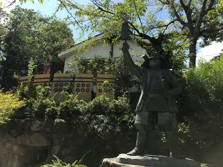 真田山 三光神社の像