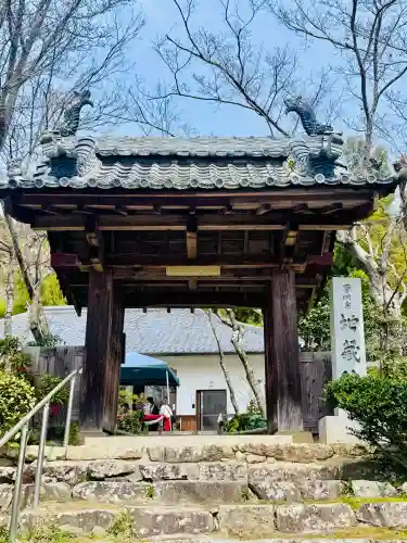 地蔵院の{uncategorized: "未分類", other: "その他", undefined: "問題あり", building: "その他建物", grave: "お墓", sacred_gate: "鳥居", guardian: "狛犬", statue: "像", buddha: "仏像", history: "歴史", nature: "自然", garden: "庭園", animal: "動物", pagoda: "塔", temizu: "手水舎", mountain_gate: "山門・神門", sanctuary: "本殿・本堂", subordinate: "末社・摂社", art: "芸術", scenery: "景色", jizo: "地蔵", ema: "絵馬", goshuin: "御朱印", omikuji: "おみくじ", items: "授与品その他", amulet: "お守り", goshuincho: "御朱印帳", eats: "食事", festival: "お祭り", votive_dance: "神楽", shichigosan: "七五三参", wedding: "結婚式", experience: "体験その他", initially: "初詣", around: "周辺", anti_infection: "感染症対策"}