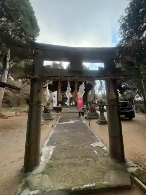 熊野神社の{uncategorized: "未分類", other: "その他", undefined: "問題あり", building: "その他建物", grave: "お墓", sacred_gate: "鳥居", guardian: "狛犬", statue: "像", buddha: "仏像", history: "歴史", nature: "自然", garden: "庭園", animal: "動物", pagoda: "塔", temizu: "手水舎", mountain_gate: "山門・神門", sanctuary: "本殿・本堂", subordinate: "末社・摂社", art: "芸術", scenery: "景色", jizo: "地蔵", ema: "絵馬", goshuin: "御朱印", omikuji: "おみくじ", items: "授与品その他", amulet: "お守り", goshuincho: "御朱印帳", eats: "食事", festival: "お祭り", votive_dance: "神楽", shichigosan: "七五三参", wedding: "結婚式", experience: "体験その他", initially: "初詣", around: "周辺", anti_infection: "感染症対策"}