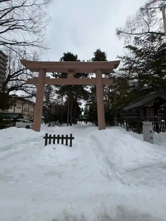 琴似神社の{uncategorized: "未分類", other: "その他", undefined: "問題あり", building: "その他建物", grave: "お墓", sacred_gate: "鳥居", guardian: "狛犬", statue: "像", buddha: "仏像", history: "歴史", nature: "自然", garden: "庭園", animal: "動物", pagoda: "塔", temizu: "手水舎", mountain_gate: "山門・神門", sanctuary: "本殿・本堂", subordinate: "末社・摂社", art: "芸術", scenery: "景色", jizo: "地蔵", ema: "絵馬", goshuin: "御朱印", omikuji: "おみくじ", items: "授与品その他", amulet: "お守り", goshuincho: "御朱印帳", eats: "食事", festival: "お祭り", votive_dance: "神楽", shichigosan: "七五三参", wedding: "結婚式", experience: "体験その他", initially: "初詣", around: "周辺", anti_infection: "感染症対策"}