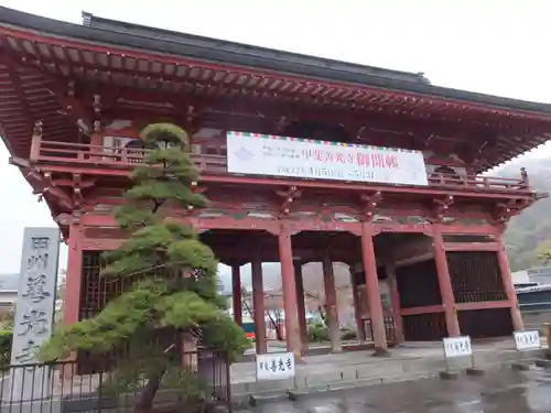 甲斐善光寺の山門