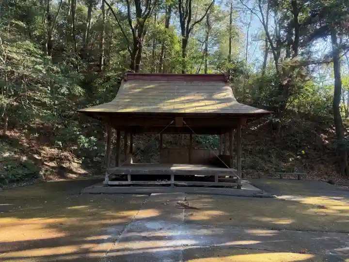 諏訪神社の{uncategorized: "未分類", other: "その他", undefined: "問題あり", building: "その他建物", grave: "お墓", sacred_gate: "鳥居", guardian: "狛犬", statue: "像", buddha: "仏像", history: "歴史", nature: "自然", garden: "庭園", animal: "動物", pagoda: "塔", temizu: "手水舎", mountain_gate: "山門・神門", sanctuary: "本殿・本堂", subordinate: "末社・摂社", art: "芸術", scenery: "景色", jizo: "地蔵", ema: "絵馬", goshuin: "御朱印", omikuji: "おみくじ", items: "授与品その他", amulet: "お守り", goshuincho: "御朱印帳", eats: "食事", festival: "お祭り", votive_dance: "神楽", shichigosan: "七五三参", wedding: "結婚式", experience: "体験その他", initially: "初詣", around: "周辺", anti_infection: "感染症対策"}