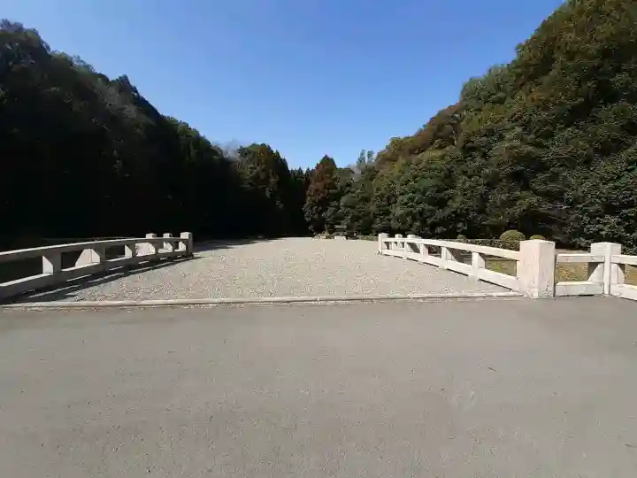 神武天皇陵(畝傍山東北陵)の{uncategorized: "未分類", other: "その他", undefined: "問題あり", building: "その他建物", grave: "お墓", sacred_gate: "鳥居", guardian: "狛犬", statue: "像", buddha: "仏像", history: "歴史", nature: "自然", garden: "庭園", animal: "動物", pagoda: "塔", temizu: "手水舎", mountain_gate: "山門・神門", sanctuary: "本殿・本堂", subordinate: "末社・摂社", art: "芸術", scenery: "景色", jizo: "地蔵", ema: "絵馬", goshuin: "御朱印", omikuji: "おみくじ", items: "授与品その他", amulet: "お守り", goshuincho: "御朱印帳", eats: "食事", festival: "お祭り", votive_dance: "神楽", shichigosan: "七五三参", wedding: "結婚式", experience: "体験その他", initially: "初詣", around: "周辺", anti_infection: "感染症対策"}