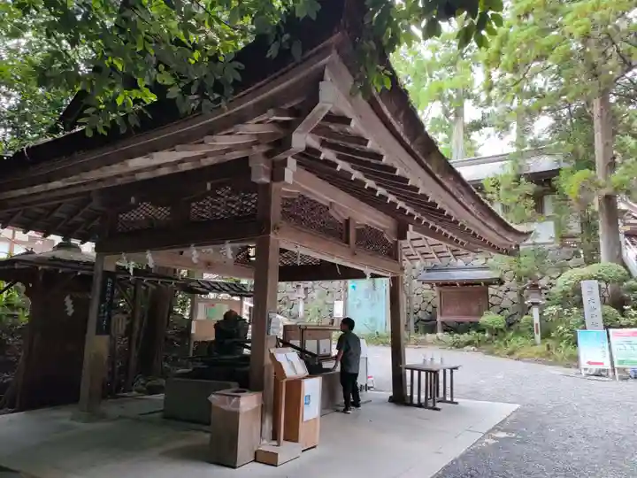 大神神社の手水舎