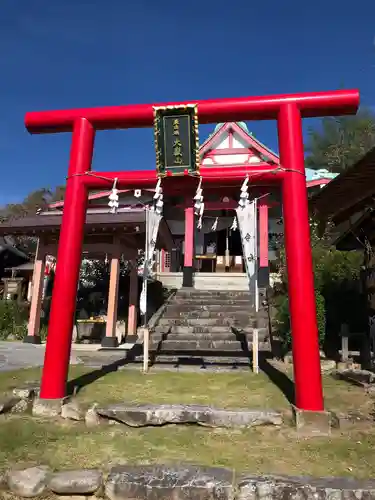 差出磯大嶽山神社 仕事と健康と厄よけの神さまの鳥居