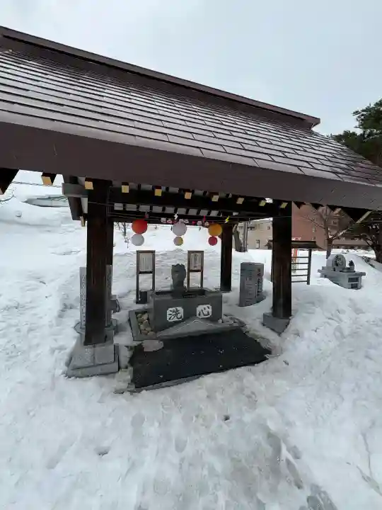 新川皇大神社の{uncategorized: "未分類", other: "その他", undefined: "問題あり", building: "その他建物", grave: "お墓", sacred_gate: "鳥居", guardian: "狛犬", statue: "像", buddha: "仏像", history: "歴史", nature: "自然", garden: "庭園", animal: "動物", pagoda: "塔", temizu: "手水舎", mountain_gate: "山門・神門", sanctuary: "本殿・本堂", subordinate: "末社・摂社", art: "芸術", scenery: "景色", jizo: "地蔵", ema: "絵馬", goshuin: "御朱印", omikuji: "おみくじ", items: "授与品その他", amulet: "お守り", goshuincho: "御朱印帳", eats: "食事", festival: "お祭り", votive_dance: "神楽", shichigosan: "七五三参", wedding: "結婚式", experience: "体験その他", initially: "初詣", around: "周辺", anti_infection: "感染症対策"}