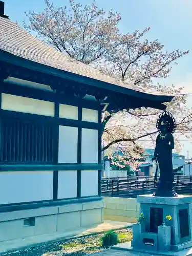 長明寺の{uncategorized: "未分類", other: "その他", undefined: "問題あり", building: "その他建物", grave: "お墓", sacred_gate: "鳥居", guardian: "狛犬", statue: "像", buddha: "仏像", history: "歴史", nature: "自然", garden: "庭園", animal: "動物", pagoda: "塔", temizu: "手水舎", mountain_gate: "山門・神門", sanctuary: "本殿・本堂", subordinate: "末社・摂社", art: "芸術", scenery: "景色", jizo: "地蔵", ema: "絵馬", goshuin: "御朱印", omikuji: "おみくじ", items: "授与品その他", amulet: "お守り", goshuincho: "御朱印帳", eats: "食事", festival: "お祭り", votive_dance: "神楽", shichigosan: "七五三参", wedding: "結婚式", experience: "体験その他", initially: "初詣", around: "周辺", anti_infection: "感染症対策"}