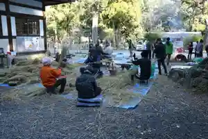 境内に掲げる大小約30本の注連縄をつくります。
縄綯いの経験がない方でも参加いただけます。
希望者は自宅用の注連縄を綯って持ち帰ることができます。
作業に先立ち、8:30より参加者全員で御垣内で参拝をします。
終了は概ねお昼過ぎの予定です。