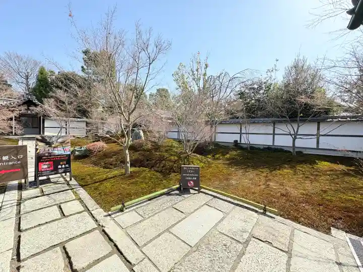 西来院の{uncategorized: "未分類", other: "その他", undefined: "問題あり", building: "その他建物", grave: "お墓", sacred_gate: "鳥居", guardian: "狛犬", statue: "像", buddha: "仏像", history: "歴史", nature: "自然", garden: "庭園", animal: "動物", pagoda: "塔", temizu: "手水舎", mountain_gate: "山門・神門", sanctuary: "本殿・本堂", subordinate: "末社・摂社", art: "芸術", scenery: "景色", jizo: "地蔵", ema: "絵馬", goshuin: "御朱印", omikuji: "おみくじ", items: "授与品その他", amulet: "お守り", goshuincho: "御朱印帳", eats: "食事", festival: "お祭り", votive_dance: "神楽", shichigosan: "七五三参", wedding: "結婚式", experience: "体験その他", initially: "初詣", around: "周辺", anti_infection: "感染症対策"}