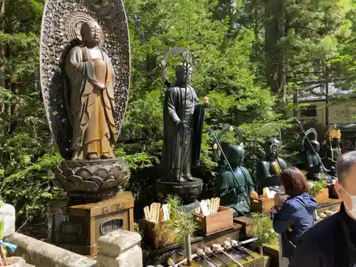 高野山金剛峯寺奥の院の地蔵