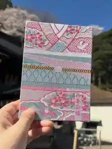 この度、通年頒布する御朱印帳のデザインを一新いたしました!
今回も温泉旅館の浴衣をイメージした御朱印帳で、中には特別御朱印を書き入れております。
初穂料は2500円です。
今年はいわき市市政施行60周年であることから
いわき市の木の「クロマツ」、いわき市の花の「ツツジ」
いわき市の鳥の「カモメ」や、いわき市が産卵北限地である事から「アカウミガメ」がデザインされています。
カモメやカメが可愛らしいので、是非ご覧ください。
#いわき湯本 #温泉神社 #御朱印帳 #浴衣 #デザイン一新