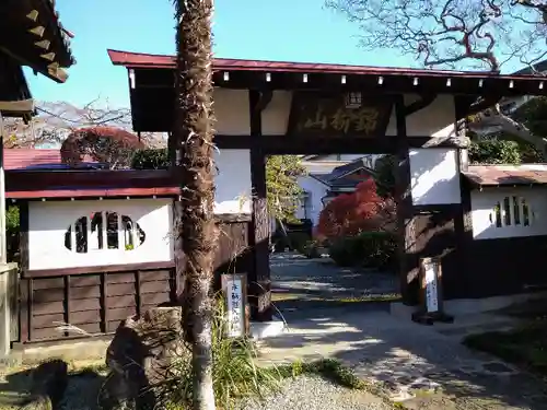 洞林寺の山門