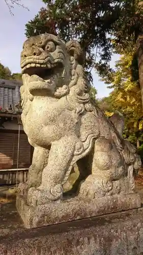 三柱神社（駒場町）の狛犬