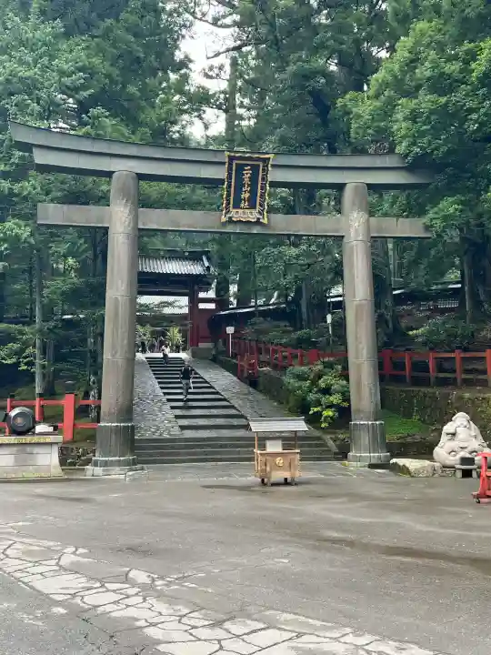 日光二荒山神社の{uncategorized: "未分類", other: "その他", undefined: "問題あり", building: "その他建物", grave: "お墓", sacred_gate: "鳥居", guardian: "狛犬", statue: "像", buddha: "仏像", history: "歴史", nature: "自然", garden: "庭園", animal: "動物", pagoda: "塔", temizu: "手水舎", mountain_gate: "山門・神門", sanctuary: "本殿・本堂", subordinate: "末社・摂社", art: "芸術", scenery: "景色", jizo: "地蔵", ema: "絵馬", goshuin: "御朱印", omikuji: "おみくじ", items: "授与品その他", amulet: "お守り", goshuincho: "御朱印帳", eats: "食事", festival: "お祭り", votive_dance: "神楽", shichigosan: "七五三参", wedding: "結婚式", experience: "体験その他", initially: "初詣", around: "周辺", anti_infection: "感染症対策"}
