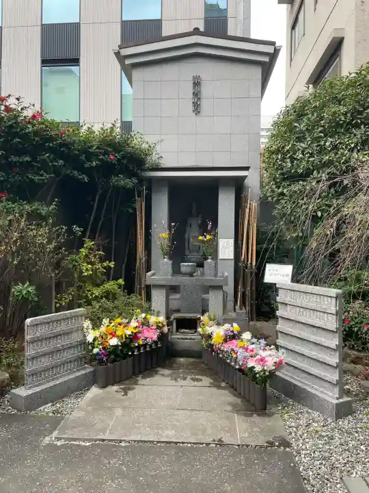花岳院の{uncategorized: "未分類", other: "その他", undefined: "問題あり", building: "その他建物", grave: "お墓", sacred_gate: "鳥居", guardian: "狛犬", statue: "像", buddha: "仏像", history: "歴史", nature: "自然", garden: "庭園", animal: "動物", pagoda: "塔", temizu: "手水舎", mountain_gate: "山門・神門", sanctuary: "本殿・本堂", subordinate: "末社・摂社", art: "芸術", scenery: "景色", jizo: "地蔵", ema: "絵馬", goshuin: "御朱印", omikuji: "おみくじ", items: "授与品その他", amulet: "お守り", goshuincho: "御朱印帳", eats: "食事", festival: "お祭り", votive_dance: "神楽", shichigosan: "七五三参", wedding: "結婚式", experience: "体験その他", initially: "初詣", around: "周辺", anti_infection: "感染症対策"}