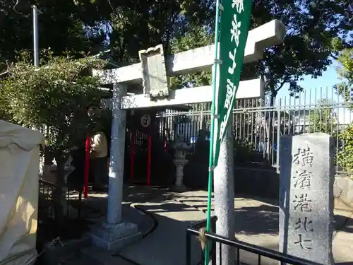 菊名池弁財天の鳥居