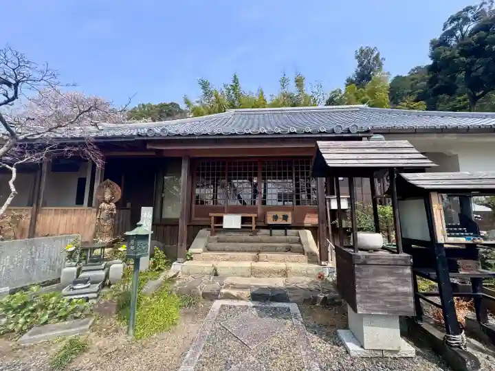 地蔵院の{uncategorized: "未分類", other: "その他", undefined: "問題あり", building: "その他建物", grave: "お墓", sacred_gate: "鳥居", guardian: "狛犬", statue: "像", buddha: "仏像", history: "歴史", nature: "自然", garden: "庭園", animal: "動物", pagoda: "塔", temizu: "手水舎", mountain_gate: "山門・神門", sanctuary: "本殿・本堂", subordinate: "末社・摂社", art: "芸術", scenery: "景色", jizo: "地蔵", ema: "絵馬", goshuin: "御朱印", omikuji: "おみくじ", items: "授与品その他", amulet: "お守り", goshuincho: "御朱印帳", eats: "食事", festival: "お祭り", votive_dance: "神楽", shichigosan: "七五三参", wedding: "結婚式", experience: "体験その他", initially: "初詣", around: "周辺", anti_infection: "感染症対策"}