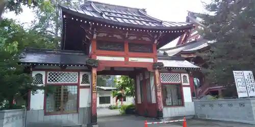 眞久寺の山門