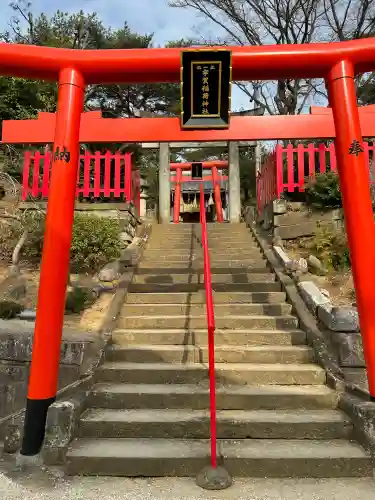 宇賀稲荷神社の{uncategorized: "未分類", other: "その他", undefined: "問題あり", building: "その他建物", grave: "お墓", sacred_gate: "鳥居", guardian: "狛犬", statue: "像", buddha: "仏像", history: "歴史", nature: "自然", garden: "庭園", animal: "動物", pagoda: "塔", temizu: "手水舎", mountain_gate: "山門・神門", sanctuary: "本殿・本堂", subordinate: "末社・摂社", art: "芸術", scenery: "景色", jizo: "地蔵", ema: "絵馬", goshuin: "御朱印", omikuji: "おみくじ", items: "授与品その他", amulet: "お守り", goshuincho: "御朱印帳", eats: "食事", festival: "お祭り", votive_dance: "神楽", shichigosan: "七五三参", wedding: "結婚式", experience: "体験その他", initially: "初詣", around: "周辺", anti_infection: "感染症対策"}
