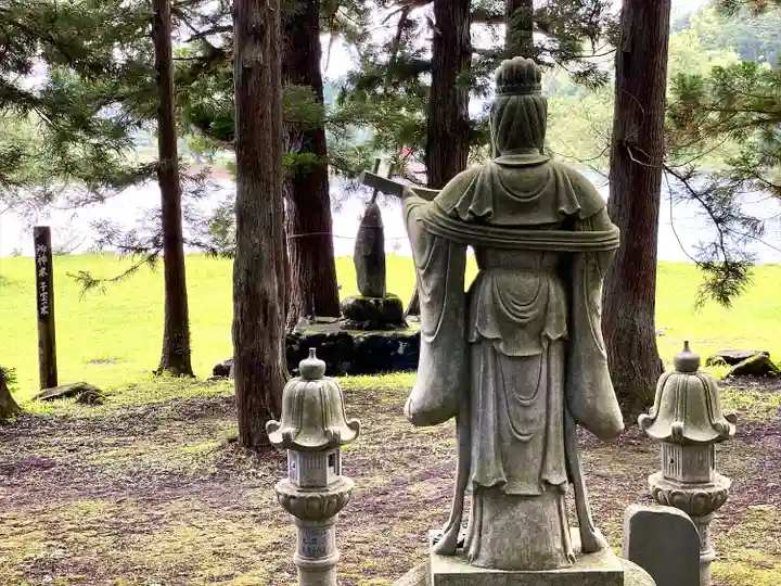 北竜湖弁財天(長野県)