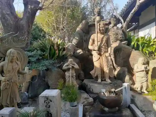 大聖勝軍寺の{uncategorized: "未分類", other: "その他", undefined: "問題あり", building: "その他建物", grave: "お墓", sacred_gate: "鳥居", guardian: "狛犬", statue: "像", buddha: "仏像", history: "歴史", nature: "自然", garden: "庭園", animal: "動物", pagoda: "塔", temizu: "手水舎", mountain_gate: "山門・神門", sanctuary: "本殿・本堂", subordinate: "末社・摂社", art: "芸術", scenery: "景色", jizo: "地蔵", ema: "絵馬", goshuin: "御朱印", omikuji: "おみくじ", items: "授与品その他", amulet: "お守り", goshuincho: "御朱印帳", eats: "食事", festival: "お祭り", votive_dance: "神楽", shichigosan: "七五三参", wedding: "結婚式", experience: "体験その他", initially: "初詣", around: "周辺", anti_infection: "感染症対策"}