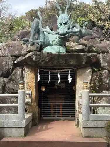 龍宮（江島神社）の{uncategorized: "未分類", other: "その他", undefined: "問題あり", building: "その他建物", grave: "お墓", sacred_gate: "鳥居", guardian: "狛犬", statue: "像", buddha: "仏像", history: "歴史", nature: "自然", garden: "庭園", animal: "動物", pagoda: "塔", temizu: "手水舎", mountain_gate: "山門・神門", sanctuary: "本殿・本堂", subordinate: "末社・摂社", art: "芸術", scenery: "景色", jizo: "地蔵", ema: "絵馬", goshuin: "御朱印", omikuji: "おみくじ", items: "授与品その他", amulet: "お守り", goshuincho: "御朱印帳", eats: "食事", festival: "お祭り", votive_dance: "神楽", shichigosan: "七五三参", wedding: "結婚式", experience: "体験その他", initially: "初詣", around: "周辺", anti_infection: "感染症対策"}