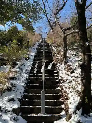 四津山神社の{uncategorized: "未分類", other: "その他", undefined: "問題あり", building: "その他建物", grave: "お墓", sacred_gate: "鳥居", guardian: "狛犬", statue: "像", buddha: "仏像", history: "歴史", nature: "自然", garden: "庭園", animal: "動物", pagoda: "塔", temizu: "手水舎", mountain_gate: "山門・神門", sanctuary: "本殿・本堂", subordinate: "末社・摂社", art: "芸術", scenery: "景色", jizo: "地蔵", ema: "絵馬", goshuin: "御朱印", omikuji: "おみくじ", items: "授与品その他", amulet: "お守り", goshuincho: "御朱印帳", eats: "食事", festival: "お祭り", votive_dance: "神楽", shichigosan: "七五三参", wedding: "結婚式", experience: "体験その他", initially: "初詣", around: "周辺", anti_infection: "感染症対策"}