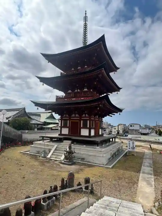 家原寺の{uncategorized: "未分類", other: "その他", undefined: "問題あり", building: "その他建物", grave: "お墓", sacred_gate: "鳥居", guardian: "狛犬", statue: "像", buddha: "仏像", history: "歴史", nature: "自然", garden: "庭園", animal: "動物", pagoda: "塔", temizu: "手水舎", mountain_gate: "山門・神門", sanctuary: "本殿・本堂", subordinate: "末社・摂社", art: "芸術", scenery: "景色", jizo: "地蔵", ema: "絵馬", goshuin: "御朱印", omikuji: "おみくじ", items: "授与品その他", amulet: "お守り", goshuincho: "御朱印帳", eats: "食事", festival: "お祭り", votive_dance: "神楽", shichigosan: "七五三参", wedding: "結婚式", experience: "体験その他", initially: "初詣", around: "周辺", anti_infection: "感染症対策"}