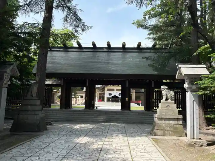 帯廣神社の山門・神門