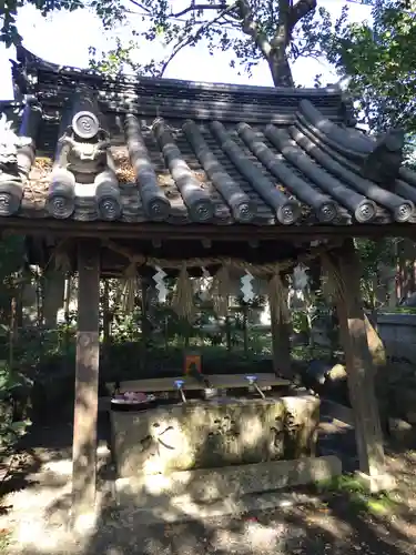 男神社の手水舎