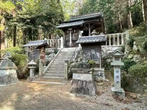 諏訪神社の{uncategorized: "未分類", other: "その他", undefined: "問題あり", building: "その他建物", grave: "お墓", sacred_gate: "鳥居", guardian: "狛犬", statue: "像", buddha: "仏像", history: "歴史", nature: "自然", garden: "庭園", animal: "動物", pagoda: "塔", temizu: "手水舎", mountain_gate: "山門・神門", sanctuary: "本殿・本堂", subordinate: "末社・摂社", art: "芸術", scenery: "景色", jizo: "地蔵", ema: "絵馬", goshuin: "御朱印", omikuji: "おみくじ", items: "授与品その他", amulet: "お守り", goshuincho: "御朱印帳", eats: "食事", festival: "お祭り", votive_dance: "神楽", shichigosan: "七五三参", wedding: "結婚式", experience: "体験その他", initially: "初詣", around: "周辺", anti_infection: "感染症対策"}