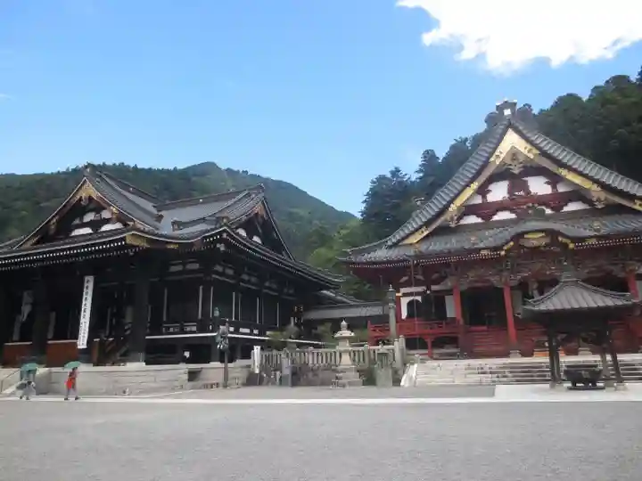 久遠寺の本殿・本堂