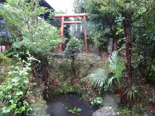 横浜御嶽神社の庭園