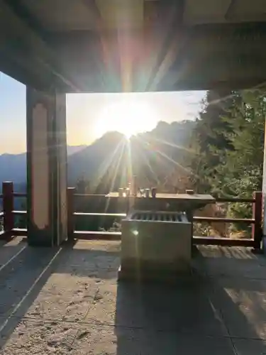 三峯神社の{uncategorized: "未分類", other: "その他", undefined: "問題あり", building: "その他建物", grave: "お墓", sacred_gate: "鳥居", guardian: "狛犬", statue: "像", buddha: "仏像", history: "歴史", nature: "自然", garden: "庭園", animal: "動物", pagoda: "塔", temizu: "手水舎", mountain_gate: "山門・神門", sanctuary: "本殿・本堂", subordinate: "末社・摂社", art: "芸術", scenery: "景色", jizo: "地蔵", ema: "絵馬", goshuin: "御朱印", omikuji: "おみくじ", items: "授与品その他", amulet: "お守り", goshuincho: "御朱印帳", eats: "食事", festival: "お祭り", votive_dance: "神楽", shichigosan: "七五三参", wedding: "結婚式", experience: "体験その他", initially: "初詣", around: "周辺", anti_infection: "感染症対策"}