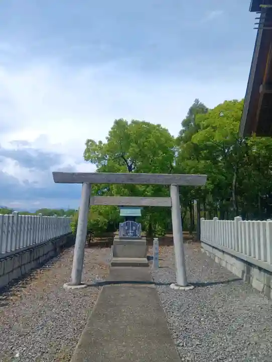 神明神社の{uncategorized: "未分類", other: "その他", undefined: "問題あり", building: "その他建物", grave: "お墓", sacred_gate: "鳥居", guardian: "狛犬", statue: "像", buddha: "仏像", history: "歴史", nature: "自然", garden: "庭園", animal: "動物", pagoda: "塔", temizu: "手水舎", mountain_gate: "山門・神門", sanctuary: "本殿・本堂", subordinate: "末社・摂社", art: "芸術", scenery: "景色", jizo: "地蔵", ema: "絵馬", goshuin: "御朱印", omikuji: "おみくじ", items: "授与品その他", amulet: "お守り", goshuincho: "御朱印帳", eats: "食事", festival: "お祭り", votive_dance: "神楽", shichigosan: "七五三参", wedding: "結婚式", experience: "体験その他", initially: "初詣", around: "周辺", anti_infection: "感染症対策"}
