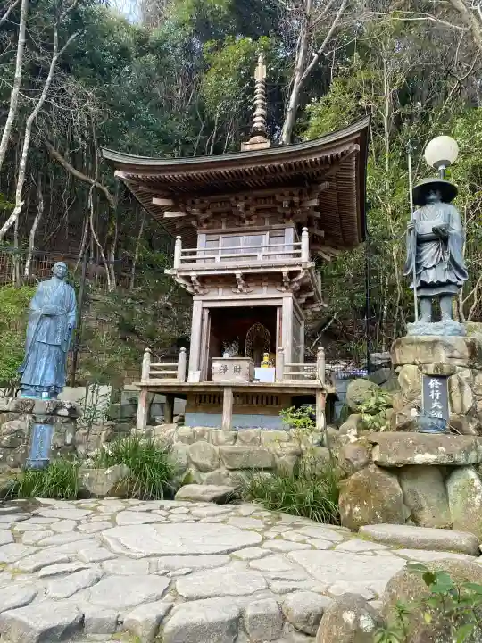 大聖院の{uncategorized: "未分類", other: "その他", undefined: "問題あり", building: "その他建物", grave: "お墓", sacred_gate: "鳥居", guardian: "狛犬", statue: "像", buddha: "仏像", history: "歴史", nature: "自然", garden: "庭園", animal: "動物", pagoda: "塔", temizu: "手水舎", mountain_gate: "山門・神門", sanctuary: "本殿・本堂", subordinate: "末社・摂社", art: "芸術", scenery: "景色", jizo: "地蔵", ema: "絵馬", goshuin: "御朱印", omikuji: "おみくじ", items: "授与品その他", amulet: "お守り", goshuincho: "御朱印帳", eats: "食事", festival: "お祭り", votive_dance: "神楽", shichigosan: "七五三参", wedding: "結婚式", experience: "体験その他", initially: "初詣", around: "周辺", anti_infection: "感染症対策"}