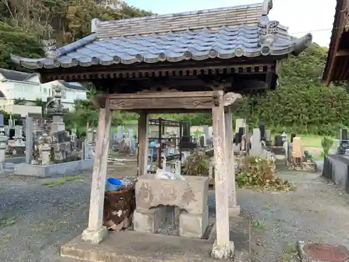 西蓮寺の手水舎