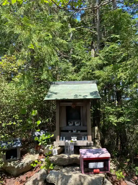 竜王山の小さな祠(岡山県)