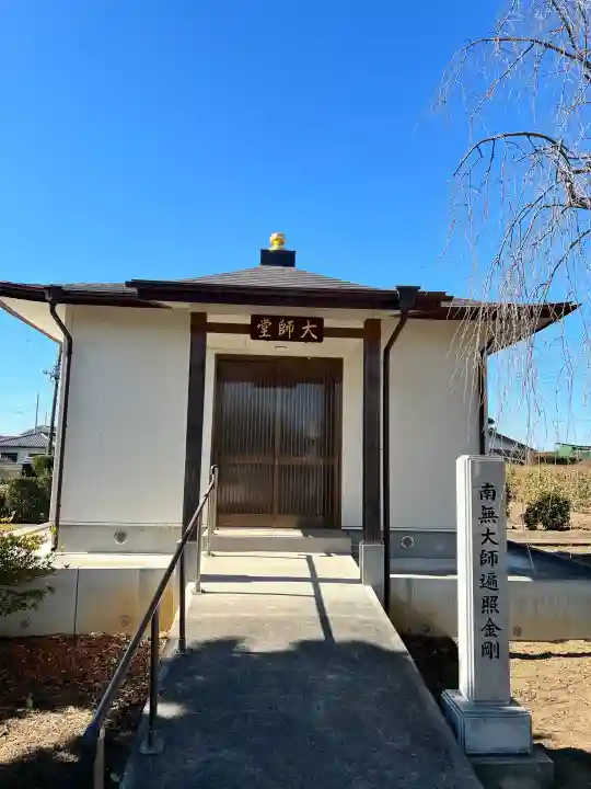 醫王寺(黄金身代り不動尊) の{uncategorized: "未分類", other: "その他", undefined: "問題あり", building: "その他建物", grave: "お墓", sacred_gate: "鳥居", guardian: "狛犬", statue: "像", buddha: "仏像", history: "歴史", nature: "自然", garden: "庭園", animal: "動物", pagoda: "塔", temizu: "手水舎", mountain_gate: "山門・神門", sanctuary: "本殿・本堂", subordinate: "末社・摂社", art: "芸術", scenery: "景色", jizo: "地蔵", ema: "絵馬", goshuin: "御朱印", omikuji: "おみくじ", items: "授与品その他", amulet: "お守り", goshuincho: "御朱印帳", eats: "食事", festival: "お祭り", votive_dance: "神楽", shichigosan: "七五三参", wedding: "結婚式", experience: "体験その他", initially: "初詣", around: "周辺", anti_infection: "感染症対策"}