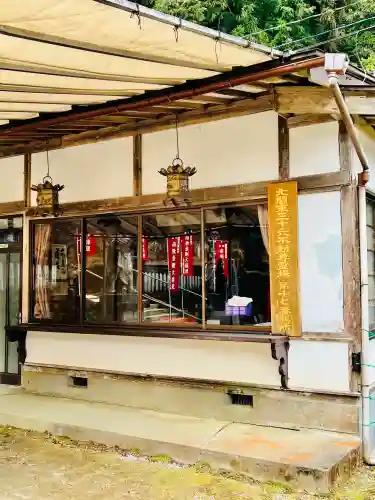 金剛山瑞峯寺(金剛不動尊) の{uncategorized: "未分類", other: "その他", undefined: "問題あり", building: "その他建物", grave: "お墓", sacred_gate: "鳥居", guardian: "狛犬", statue: "像", buddha: "仏像", history: "歴史", nature: "自然", garden: "庭園", animal: "動物", pagoda: "塔", temizu: "手水舎", mountain_gate: "山門・神門", sanctuary: "本殿・本堂", subordinate: "末社・摂社", art: "芸術", scenery: "景色", jizo: "地蔵", ema: "絵馬", goshuin: "御朱印", omikuji: "おみくじ", items: "授与品その他", amulet: "お守り", goshuincho: "御朱印帳", eats: "食事", festival: "お祭り", votive_dance: "神楽", shichigosan: "七五三参", wedding: "結婚式", experience: "体験その他", initially: "初詣", around: "周辺", anti_infection: "感染症対策"}