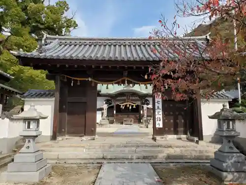 糸碕神社の山門