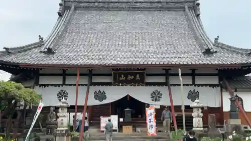 本覚寺の{uncategorized: "未分類", other: "その他", undefined: "問題あり", building: "その他建物", grave: "お墓", sacred_gate: "鳥居", guardian: "狛犬", statue: "像", buddha: "仏像", history: "歴史", nature: "自然", garden: "庭園", animal: "動物", pagoda: "塔", temizu: "手水舎", mountain_gate: "山門・神門", sanctuary: "本殿・本堂", subordinate: "末社・摂社", art: "芸術", scenery: "景色", jizo: "地蔵", ema: "絵馬", goshuin: "御朱印", omikuji: "おみくじ", items: "授与品その他", amulet: "お守り", goshuincho: "御朱印帳", eats: "食事", festival: "お祭り", votive_dance: "神楽", shichigosan: "七五三参", wedding: "結婚式", experience: "体験その他", initially: "初詣", around: "周辺", anti_infection: "感染症対策"}