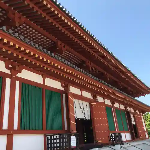 薬師寺の本殿・本堂